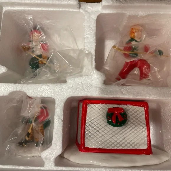 ❄️🏒Dept 56 ColdWeather Sports Hockey 🥅 scene in Snow Village in 📦 unused. - Picture 2 of 4
